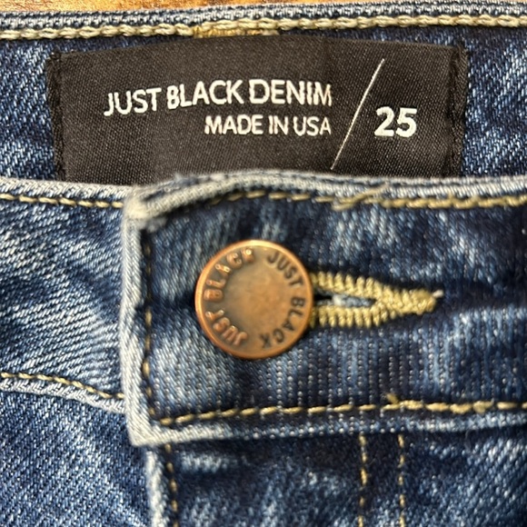 Just Black Mid Rise Rolled Cuff Lightly Distressed Jeans Size 25 - Picture 6 of 9
